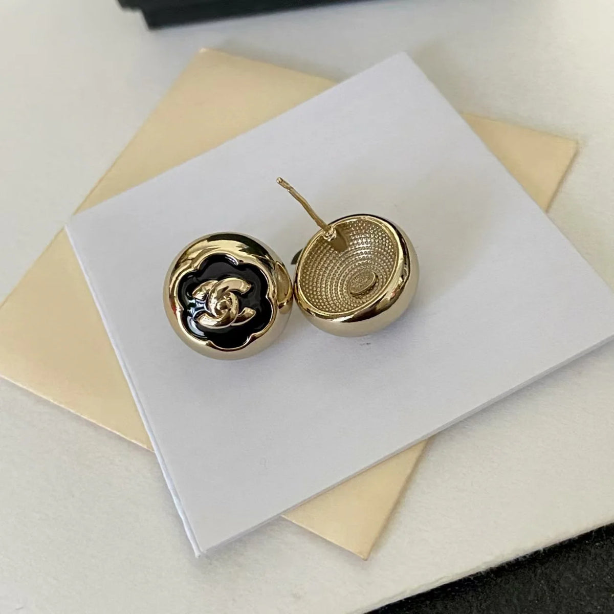 Black tea flower ball earrings