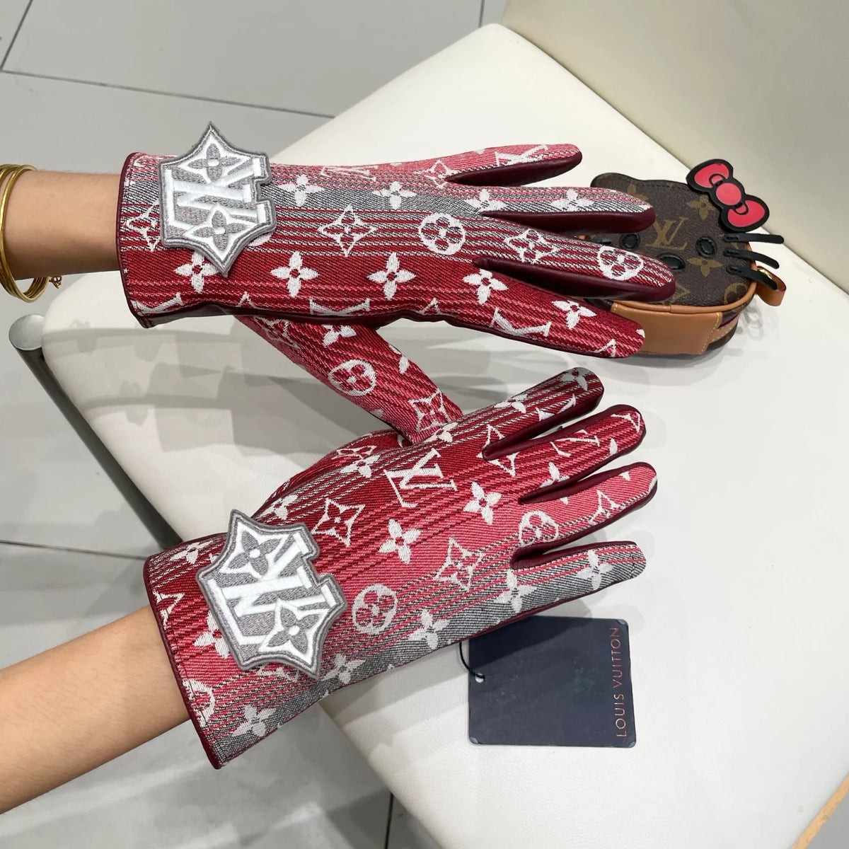 Gradient new fabric paired with leather gloves