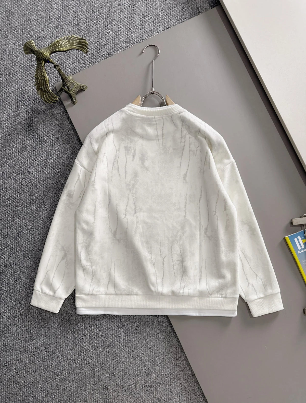 New round neck sweatshirt with long sleeves