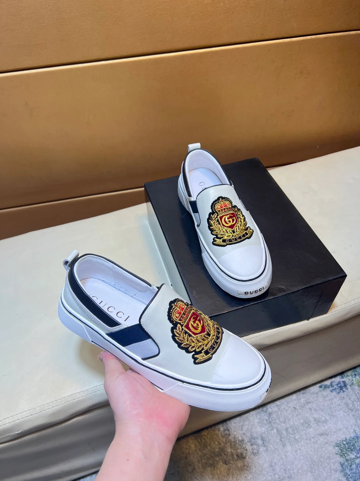 Modern style sports men's shoes