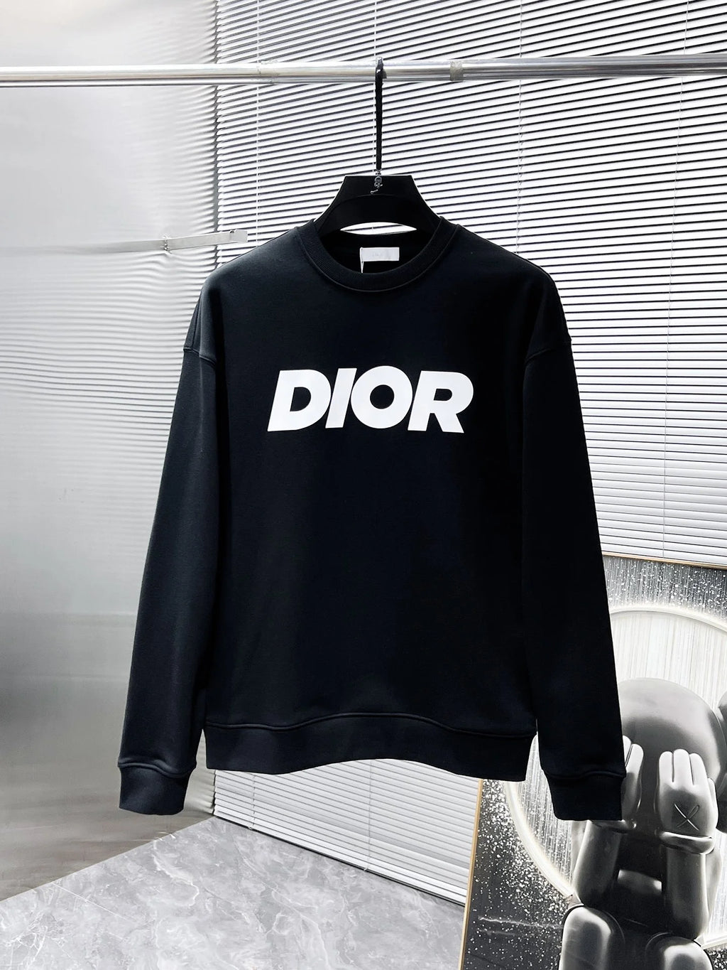 New long sleeved round neck sweatshirt