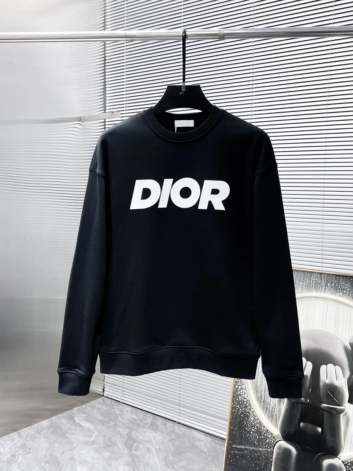 New long sleeved round neck sweatshirt
