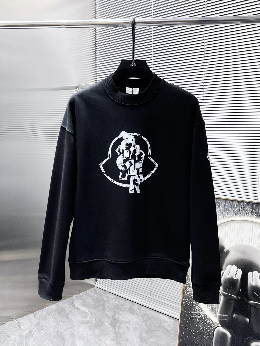 New long sleeved round neck sweatshirt