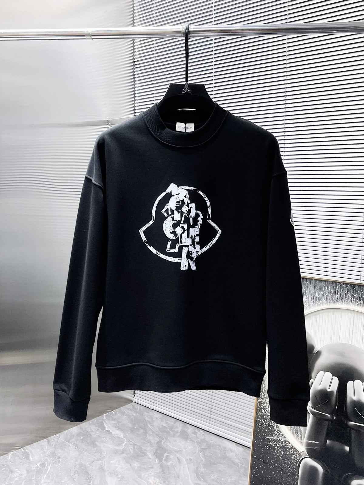New long sleeved round neck sweatshirt