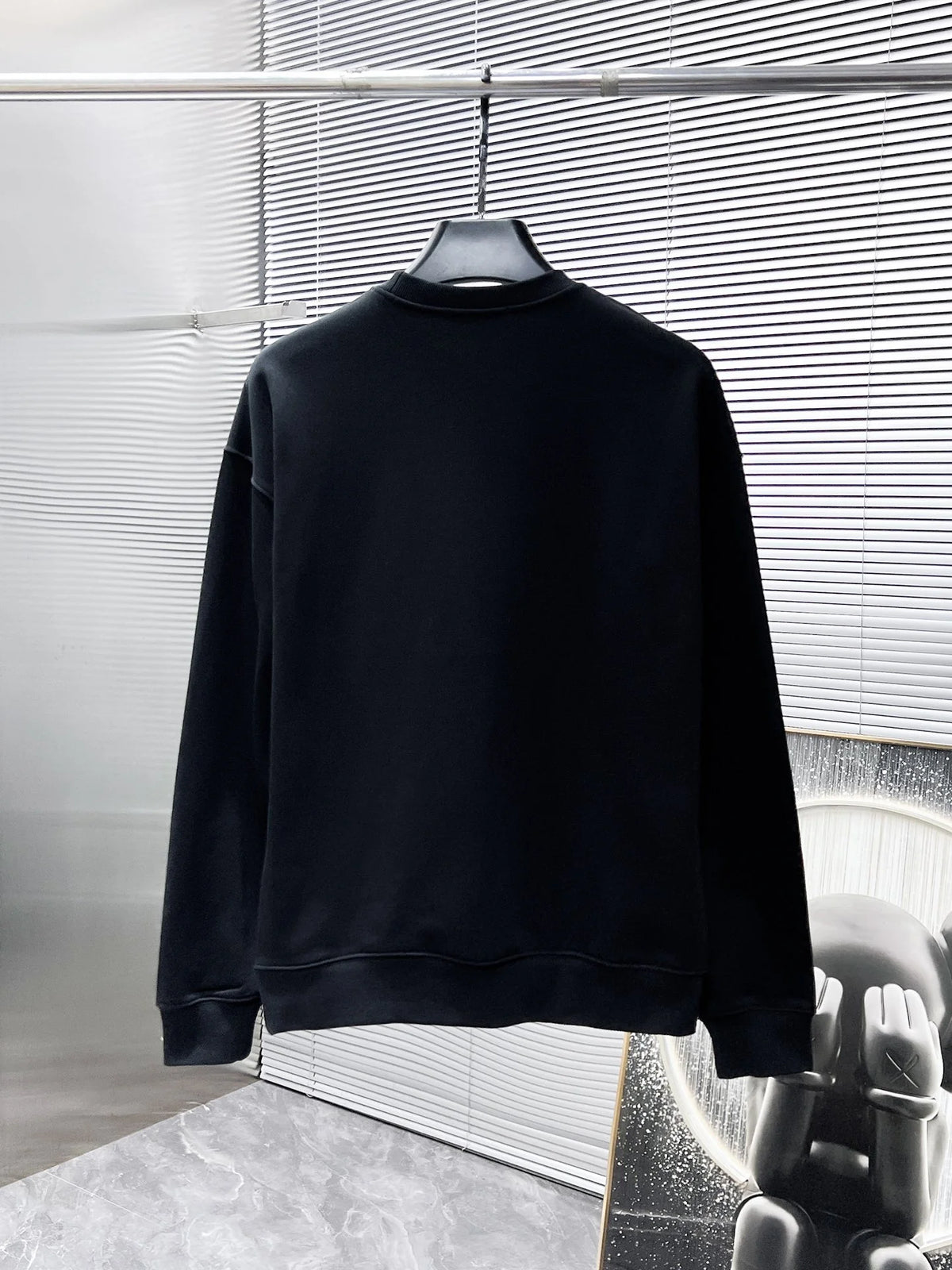 New long sleeved round neck sweatshirt