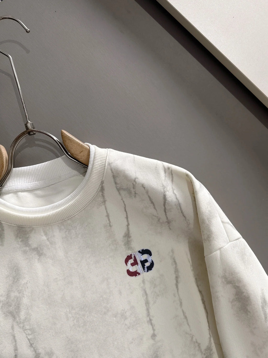 New round neck sweatshirt with long sleeves