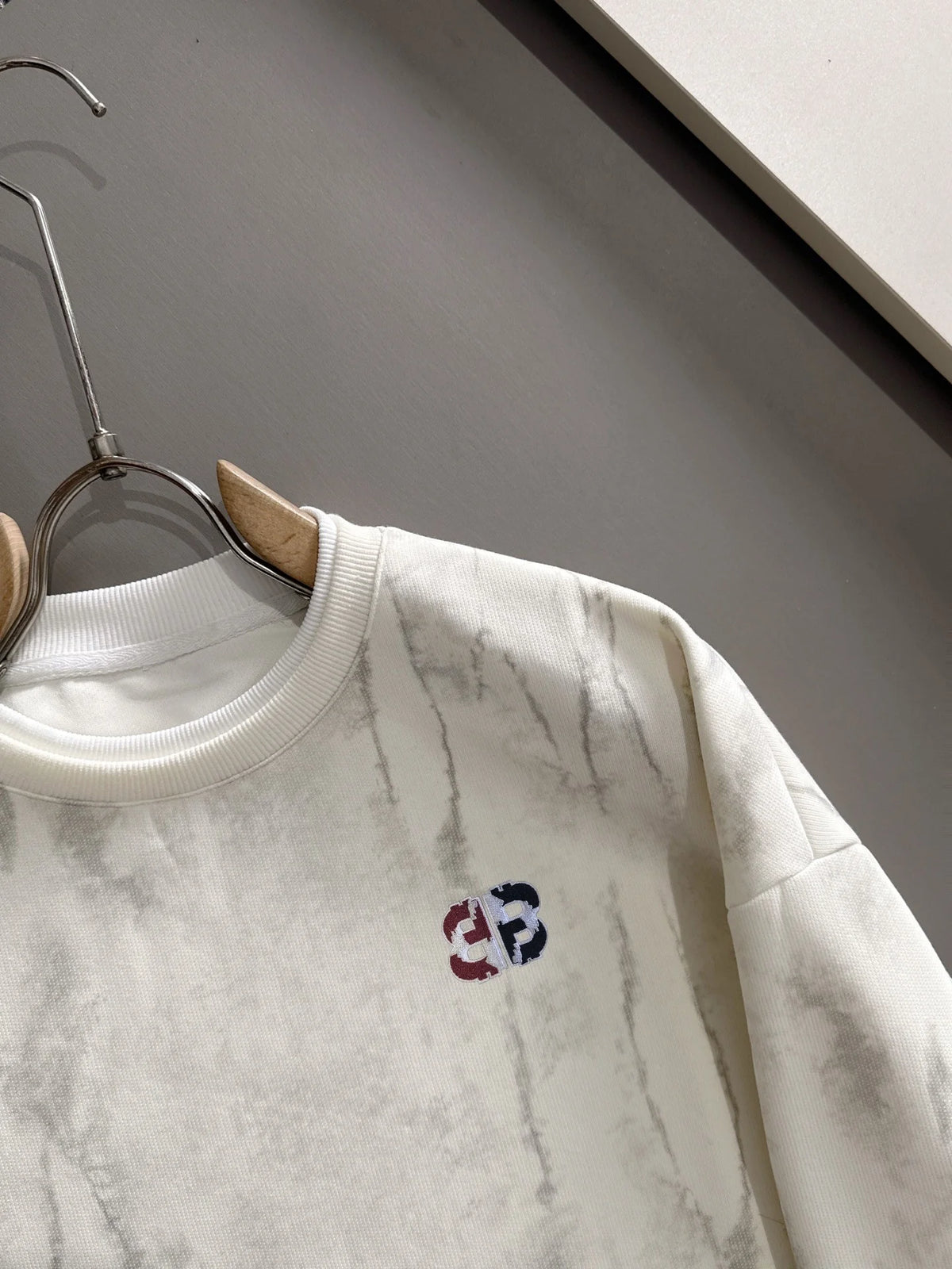 New round neck sweatshirt with long sleeves