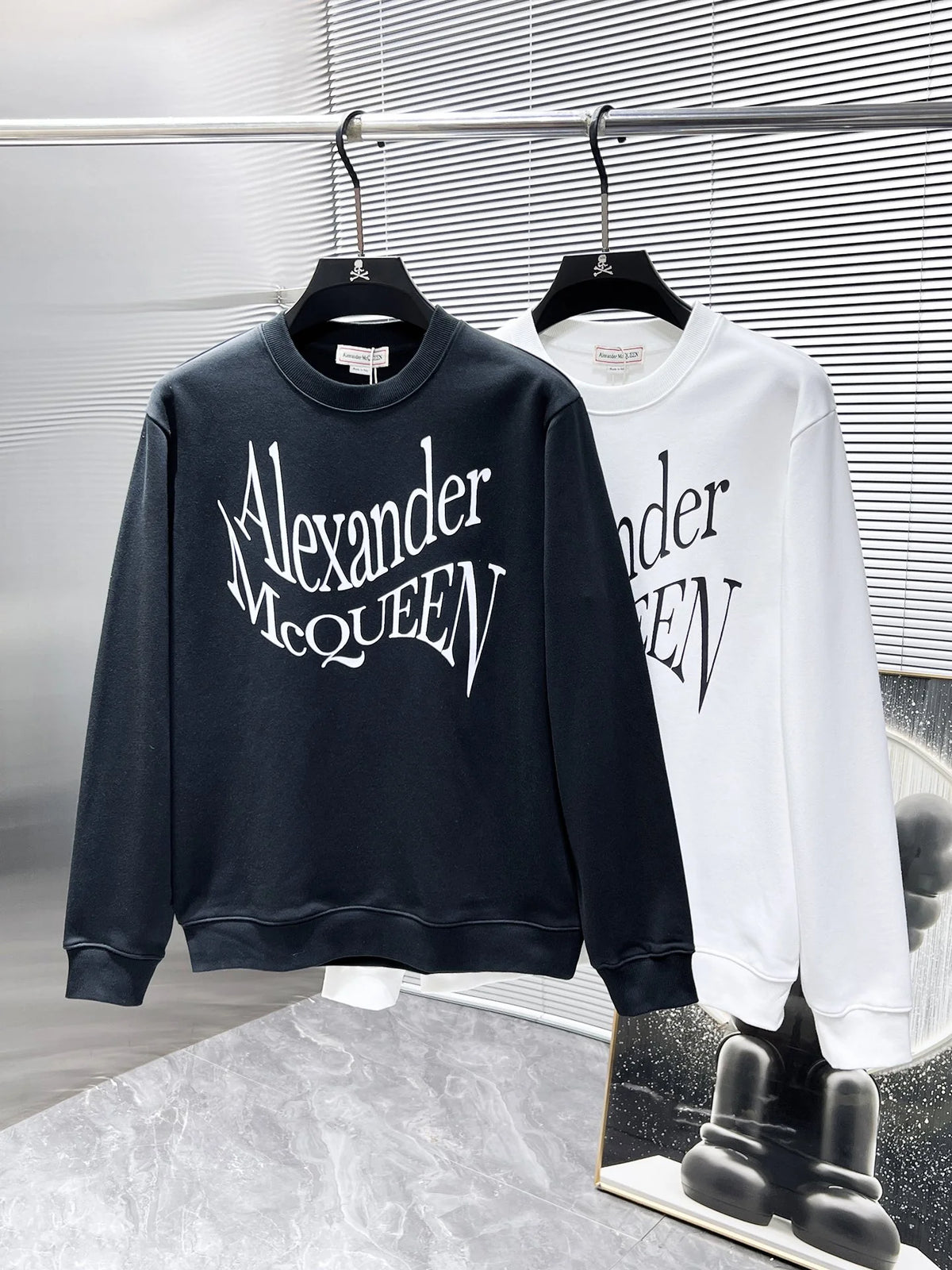 New long sleeved round neck sweatshirt