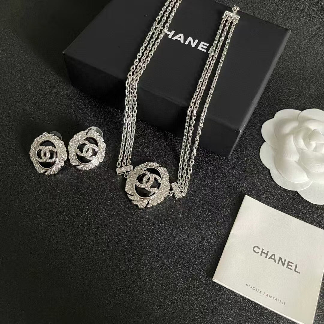 New silver oval necklace