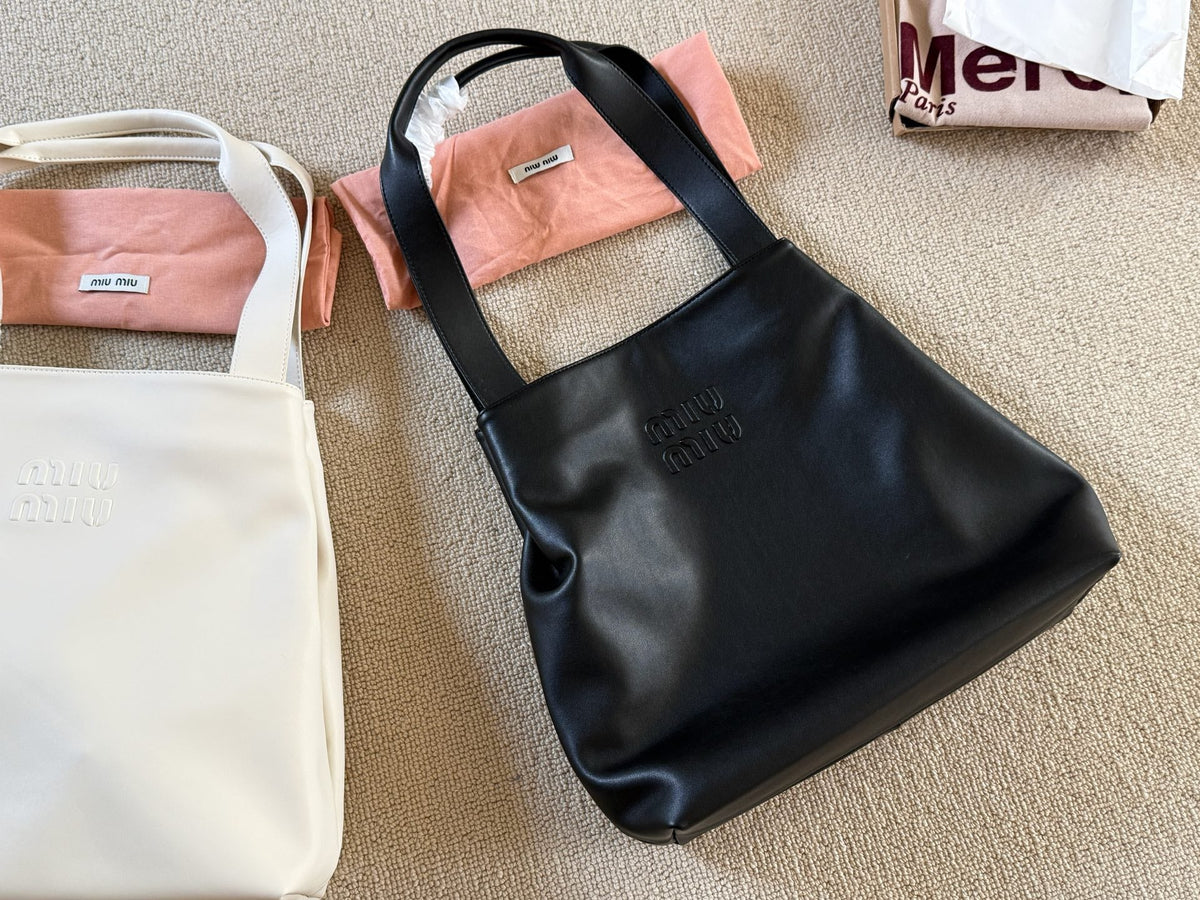Vertical trapezoidal tote bag