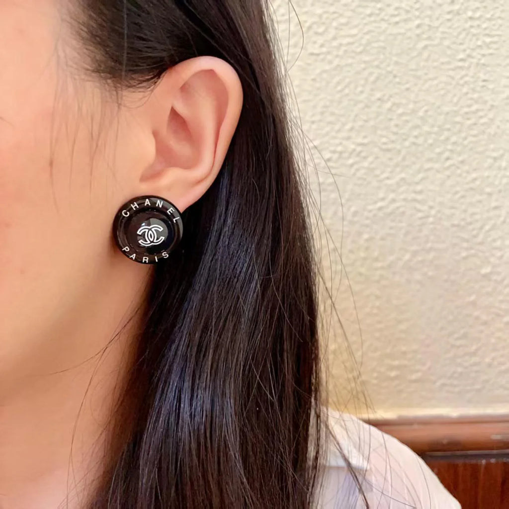 New round letter earrings