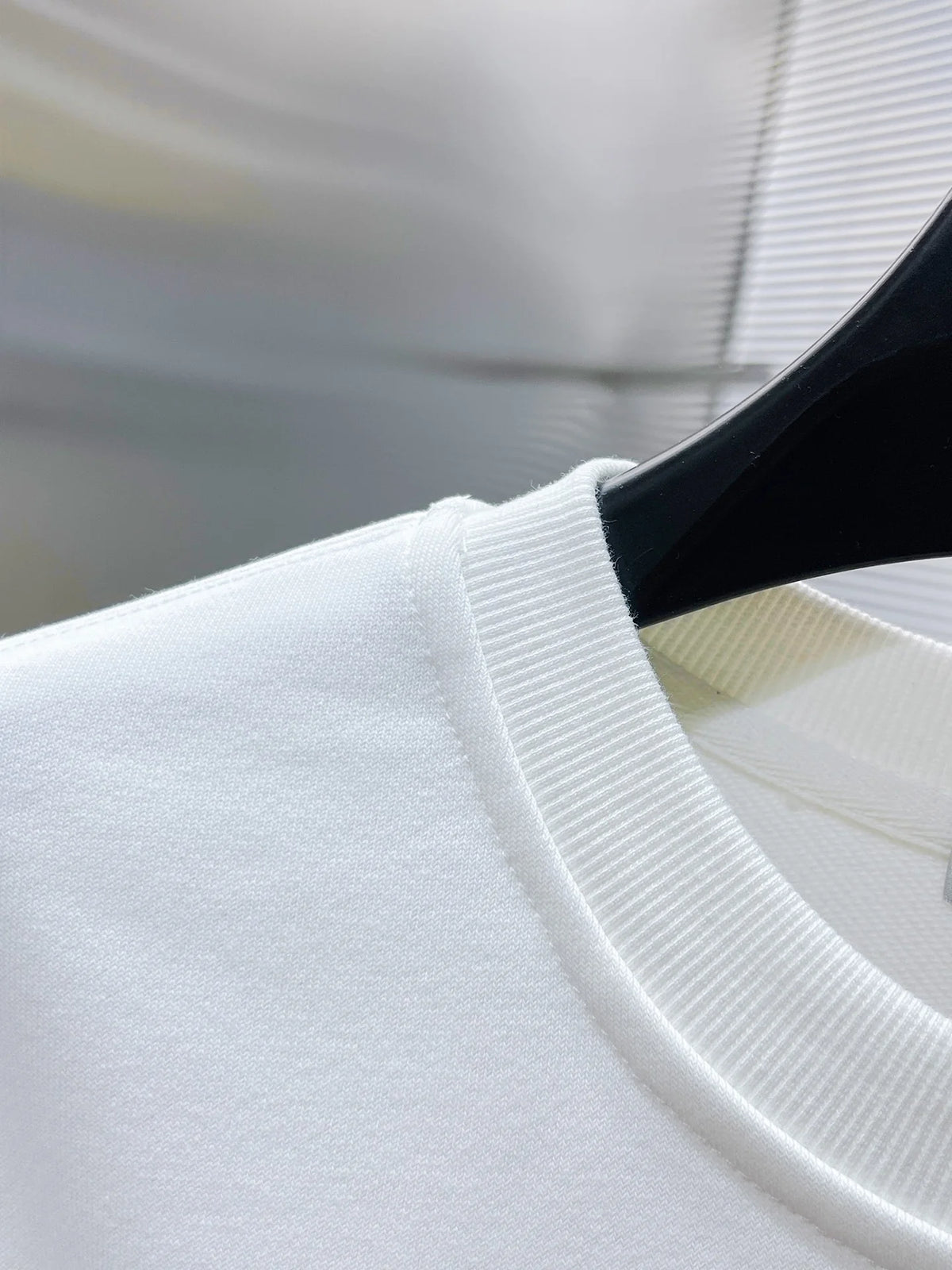 New long sleeved round neck sweatshirt