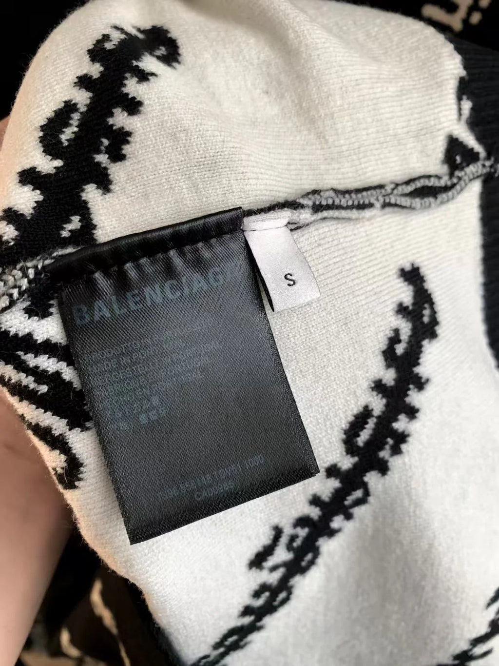 New round neck sweater