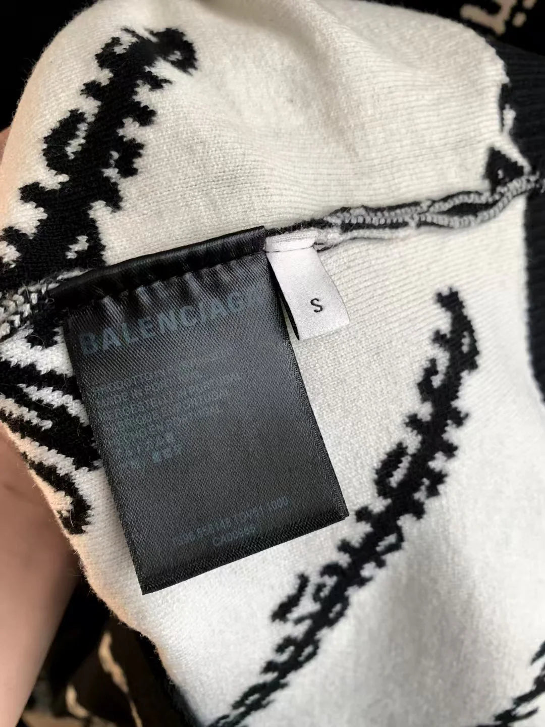 New round neck sweater