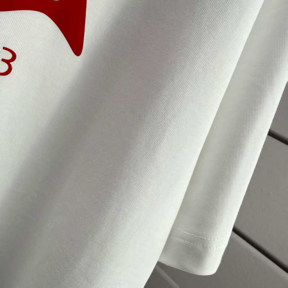 Letter flocking short sleeved T-shirt
