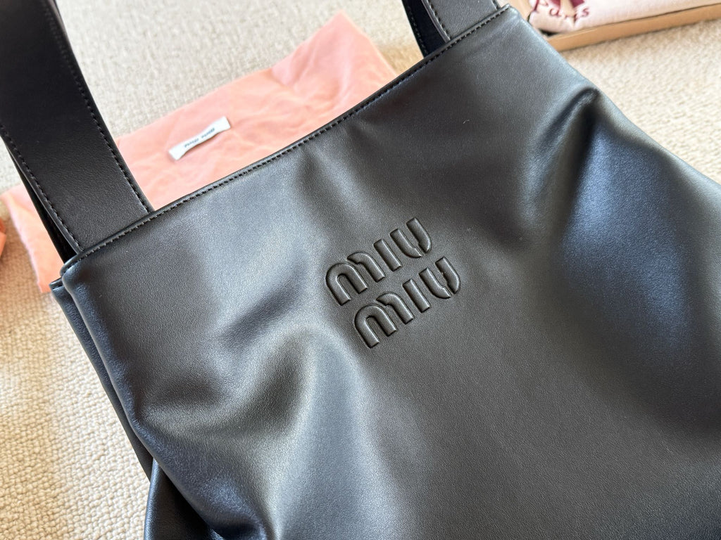 Vertical trapezoidal tote bag