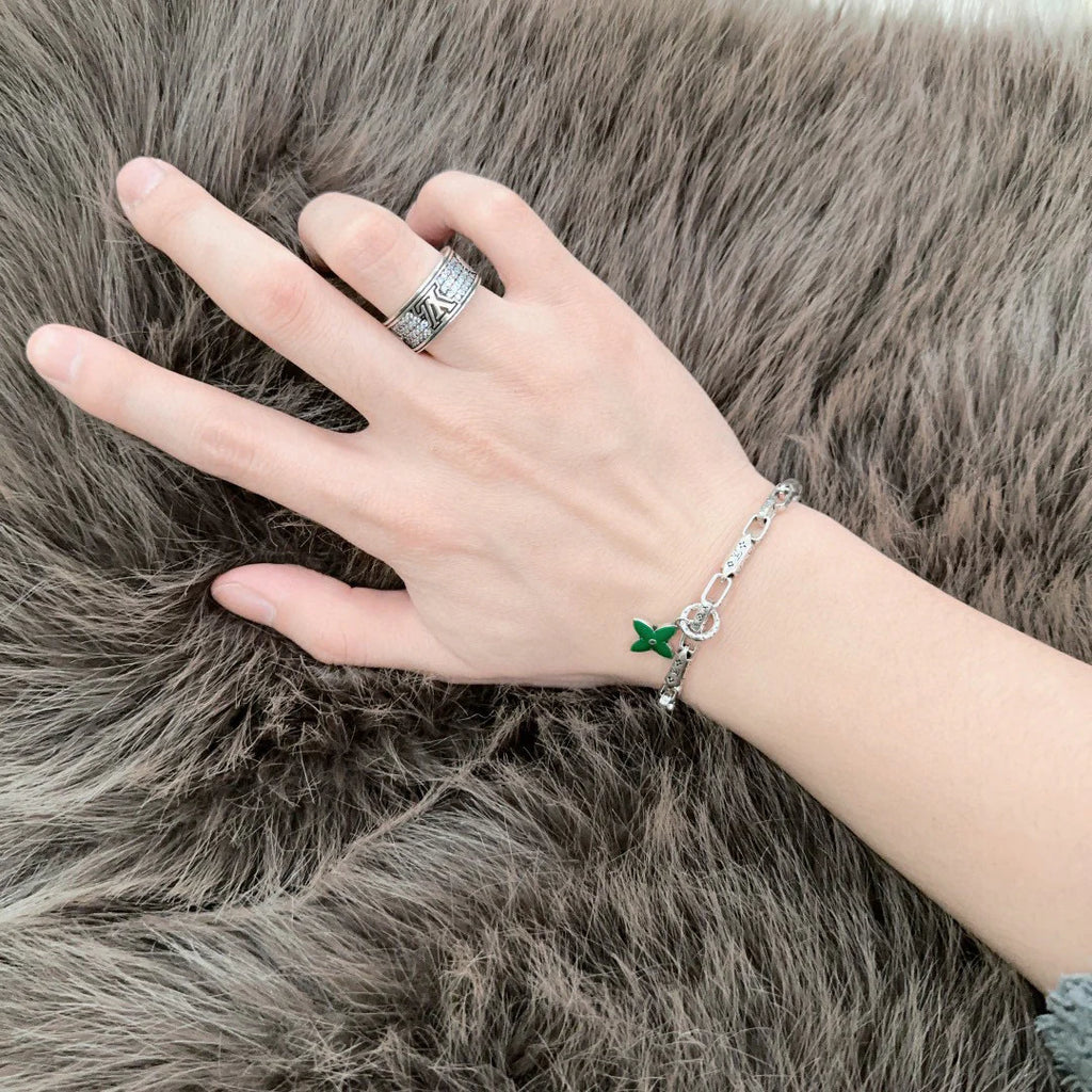Retro and trendy fashion bracelet