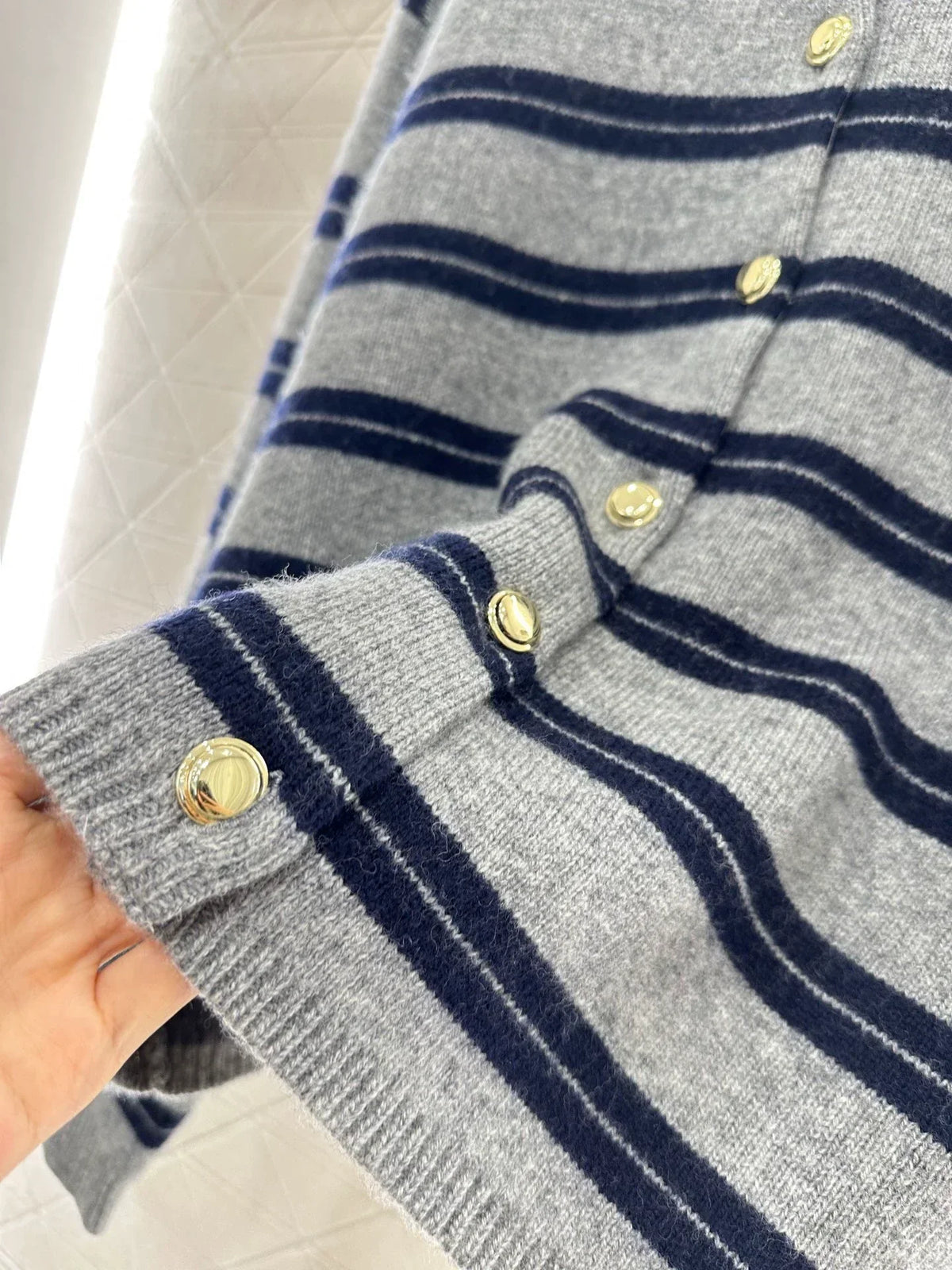 25 Striped knitted long sleeved cardigan