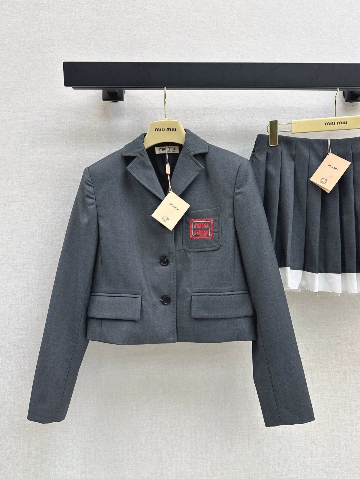 25 new age-reducing outfits Short suit jacket + contrasting color stitching pleated skirt