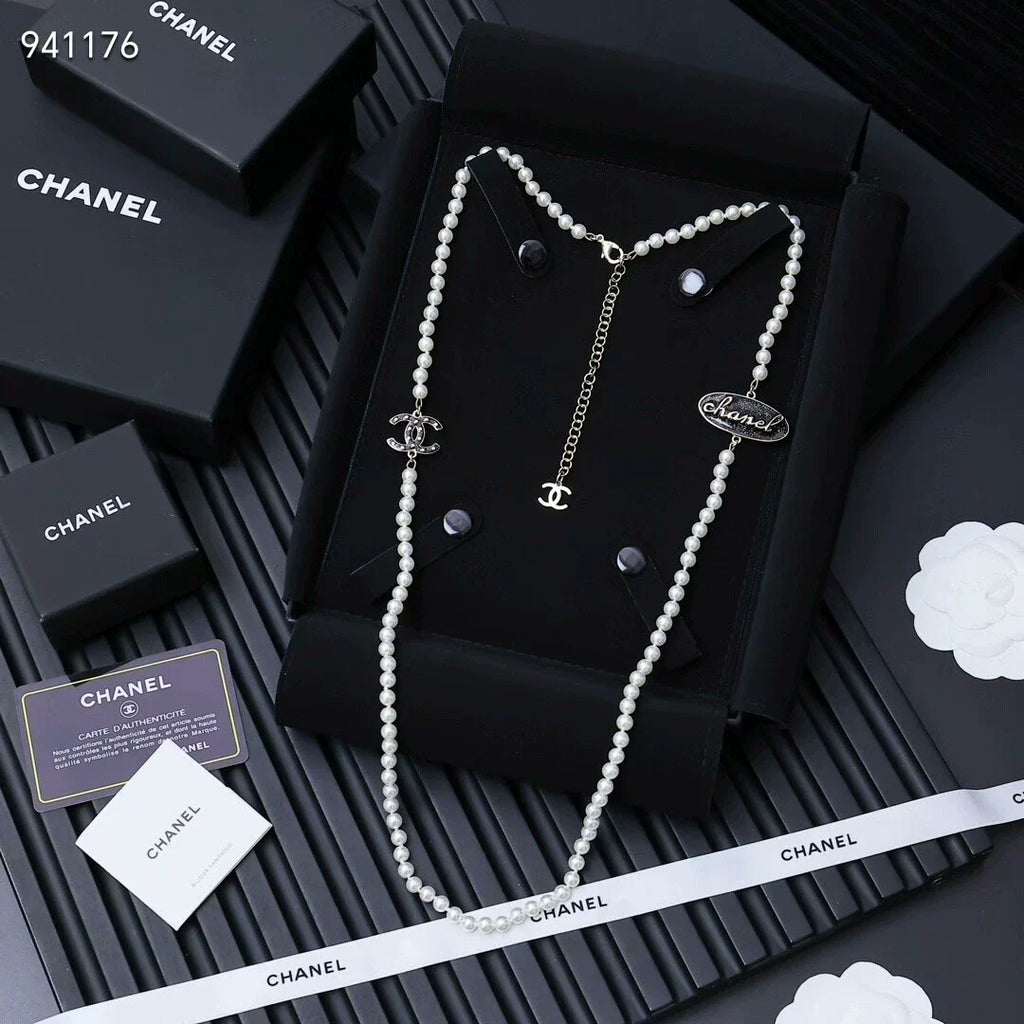 Elliptical pearl sweater chain