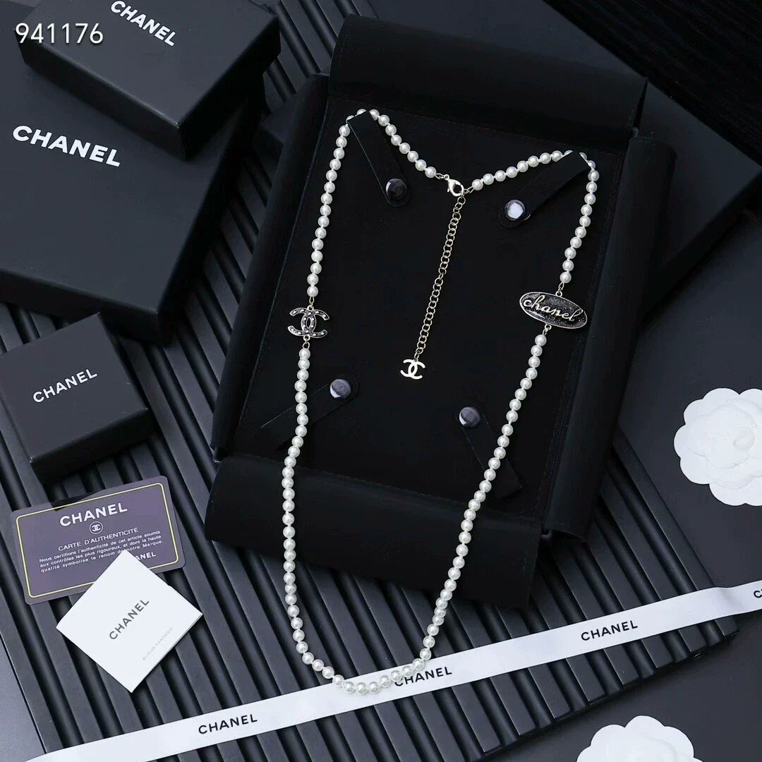 Elliptical pearl sweater chain