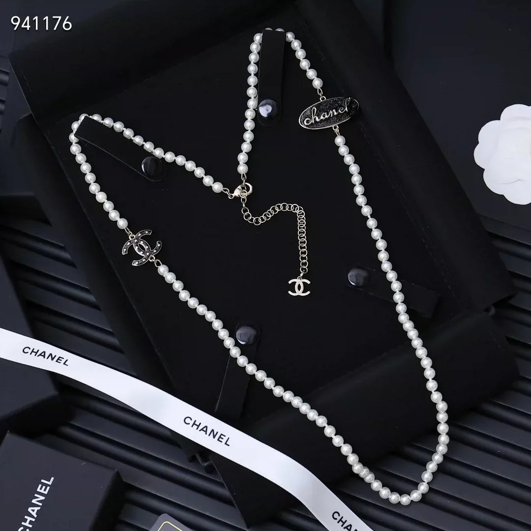 Elliptical pearl sweater chain