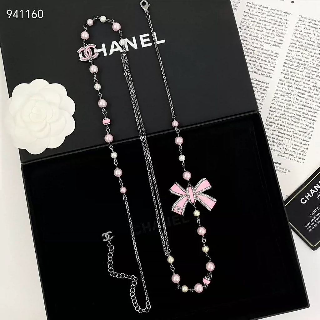 Pink enamel bow pearl sweater chain