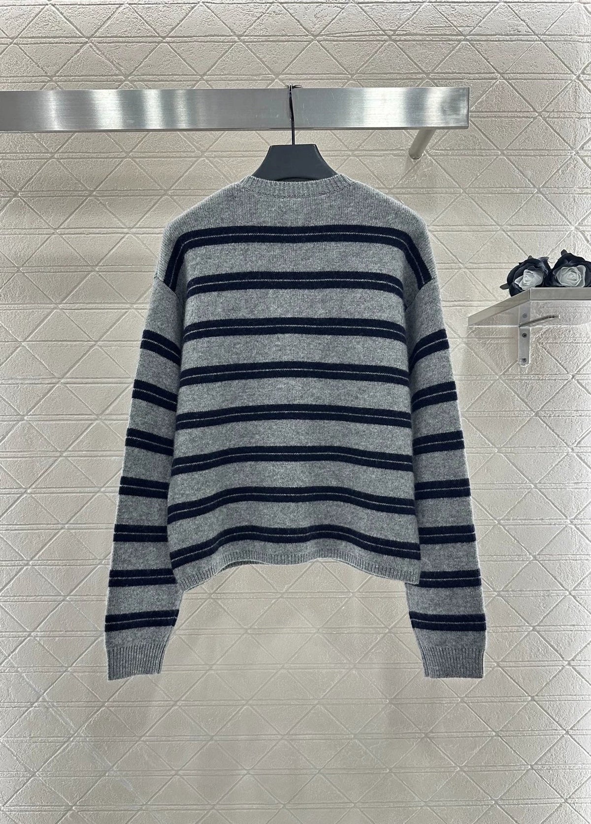 25 Striped knitted long sleeved cardigan