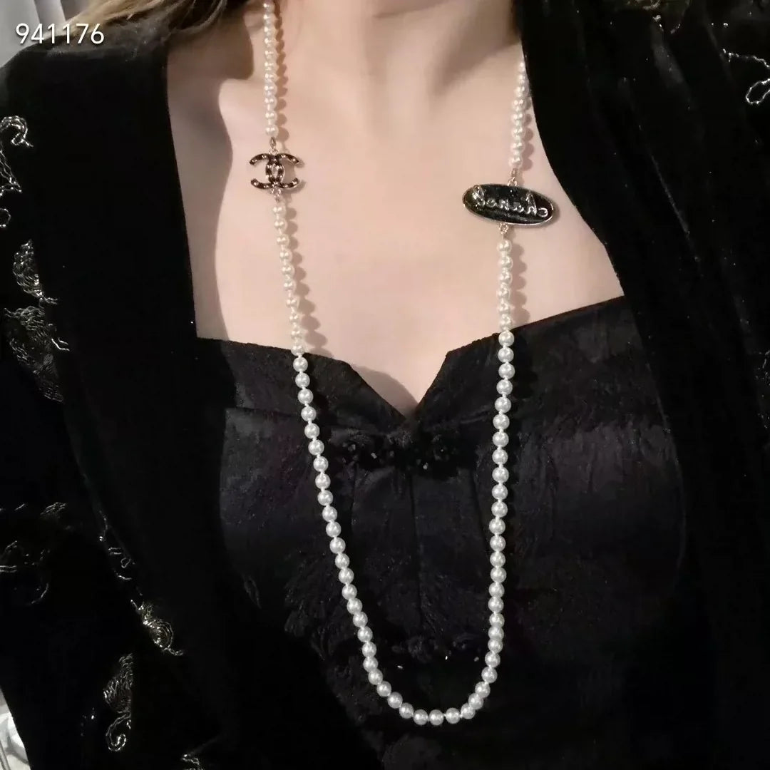 Elliptical pearl sweater chain