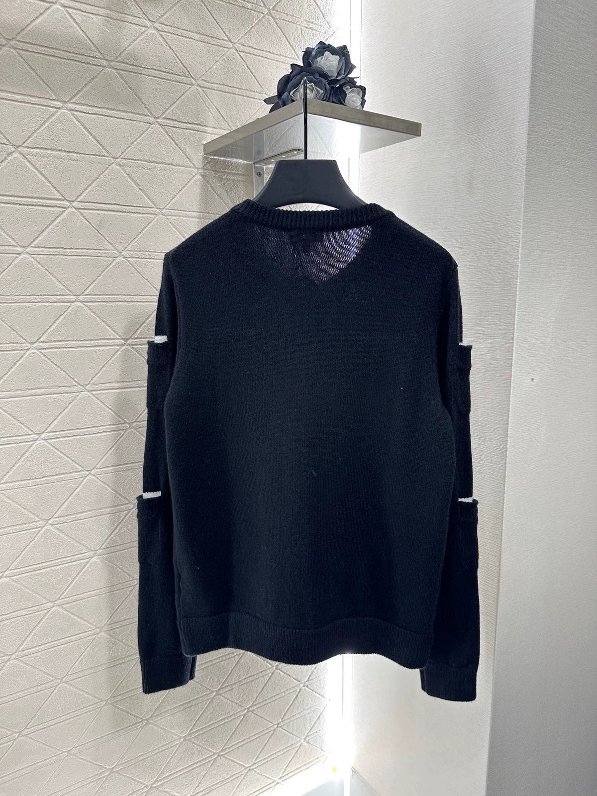 C 25 Multi-button knitted cardigan