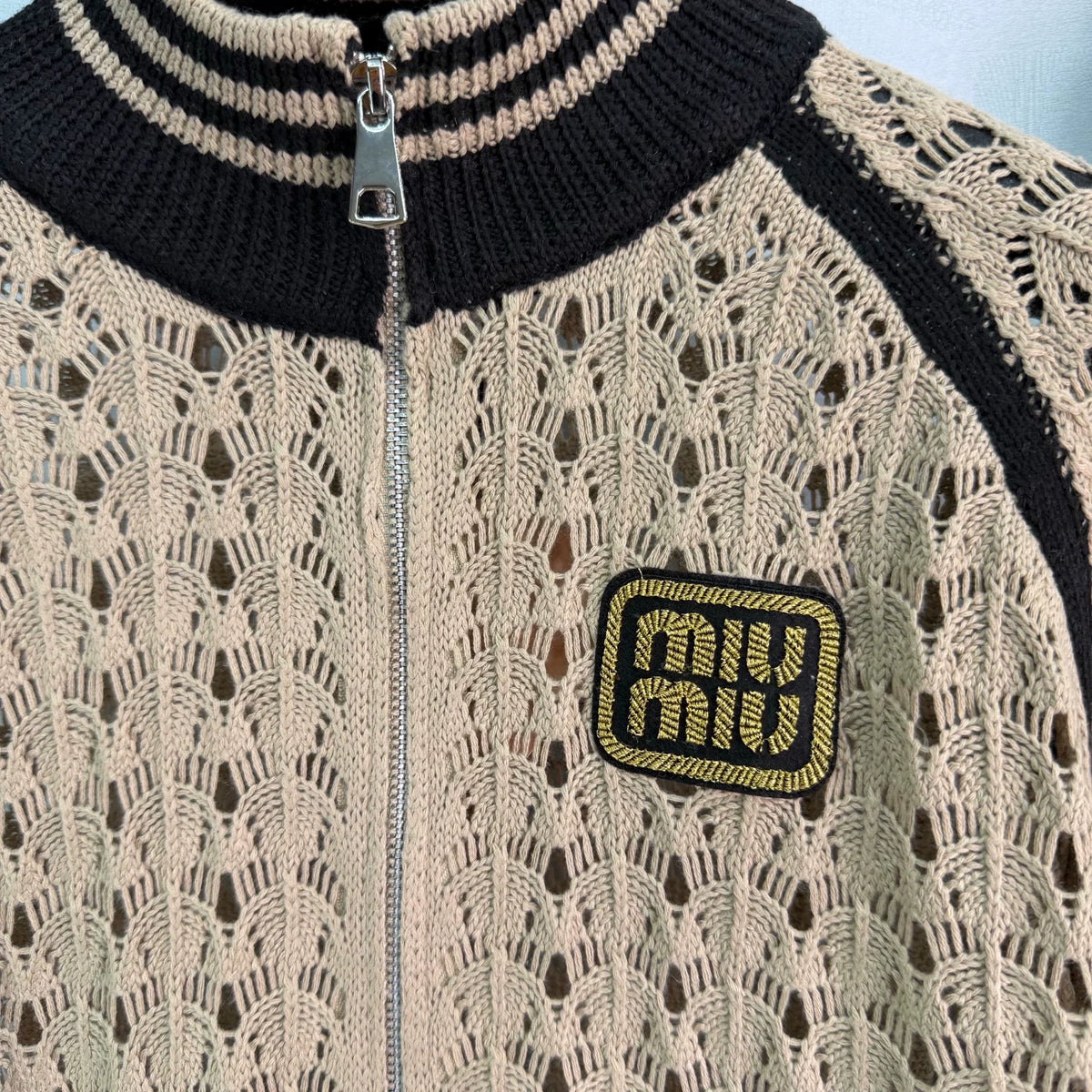 26Cut-Out Knit Set