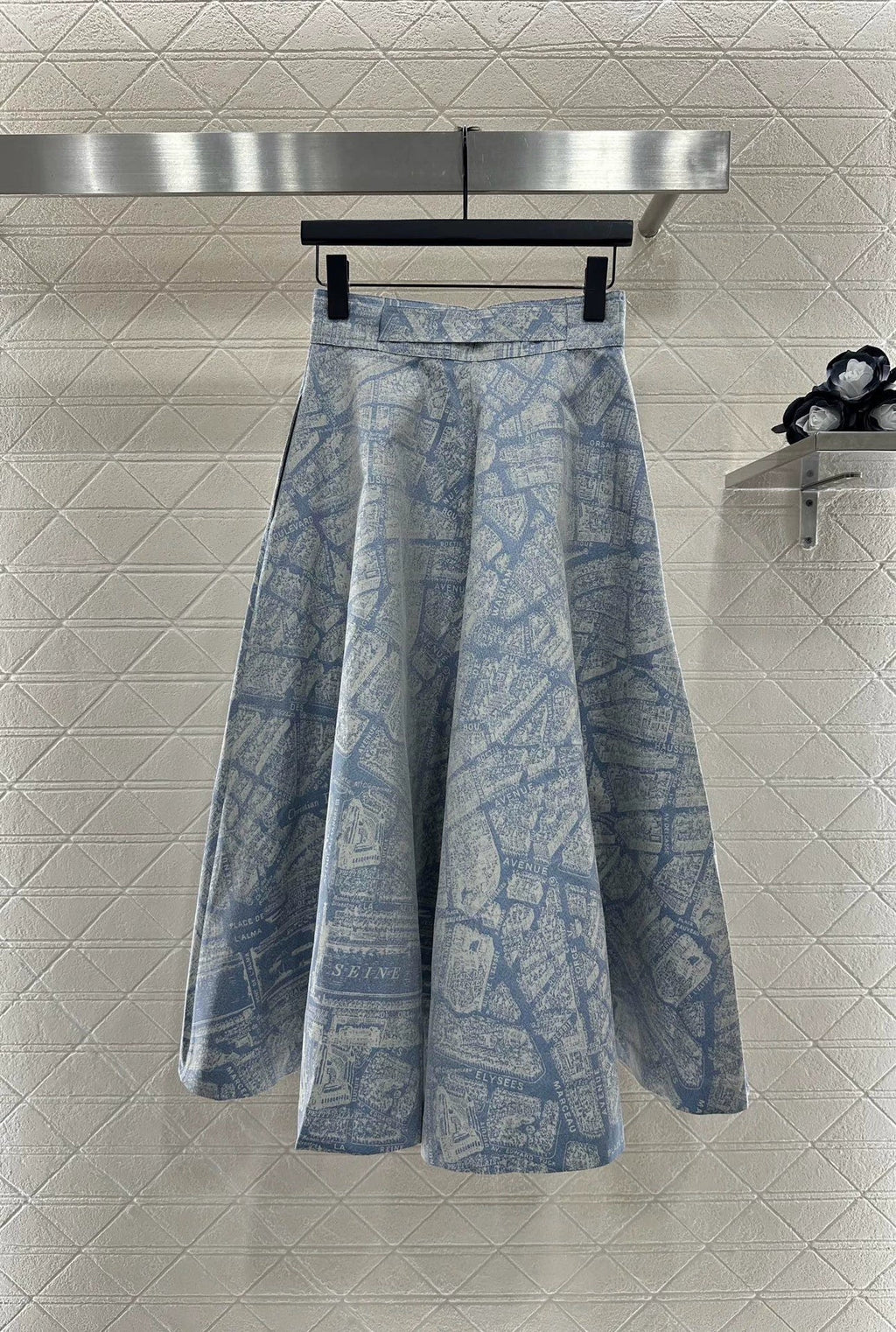 D 25 Jacquard belt and flared skirt
