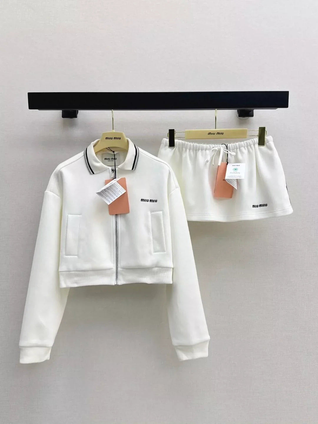 25 zipper jacket and skirt suit