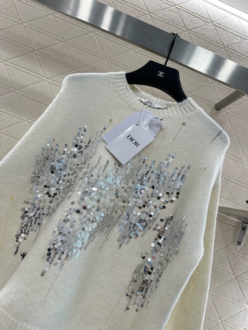 25fw Broken hole sequin round neck sweater