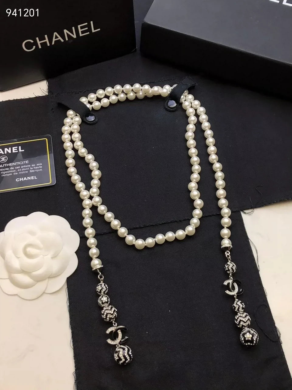 Black and white rhinestone double C pearl sweater chain