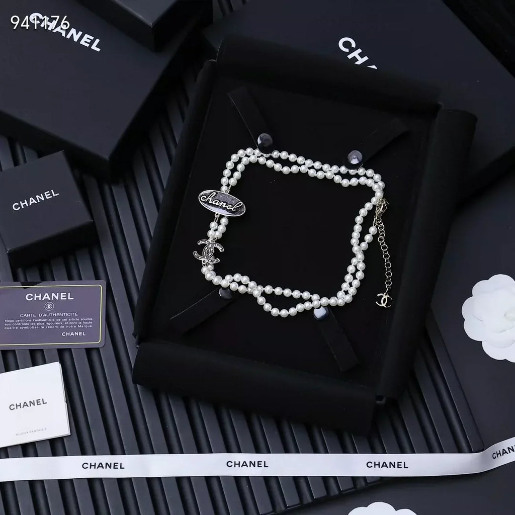 Elliptical pearl sweater chain