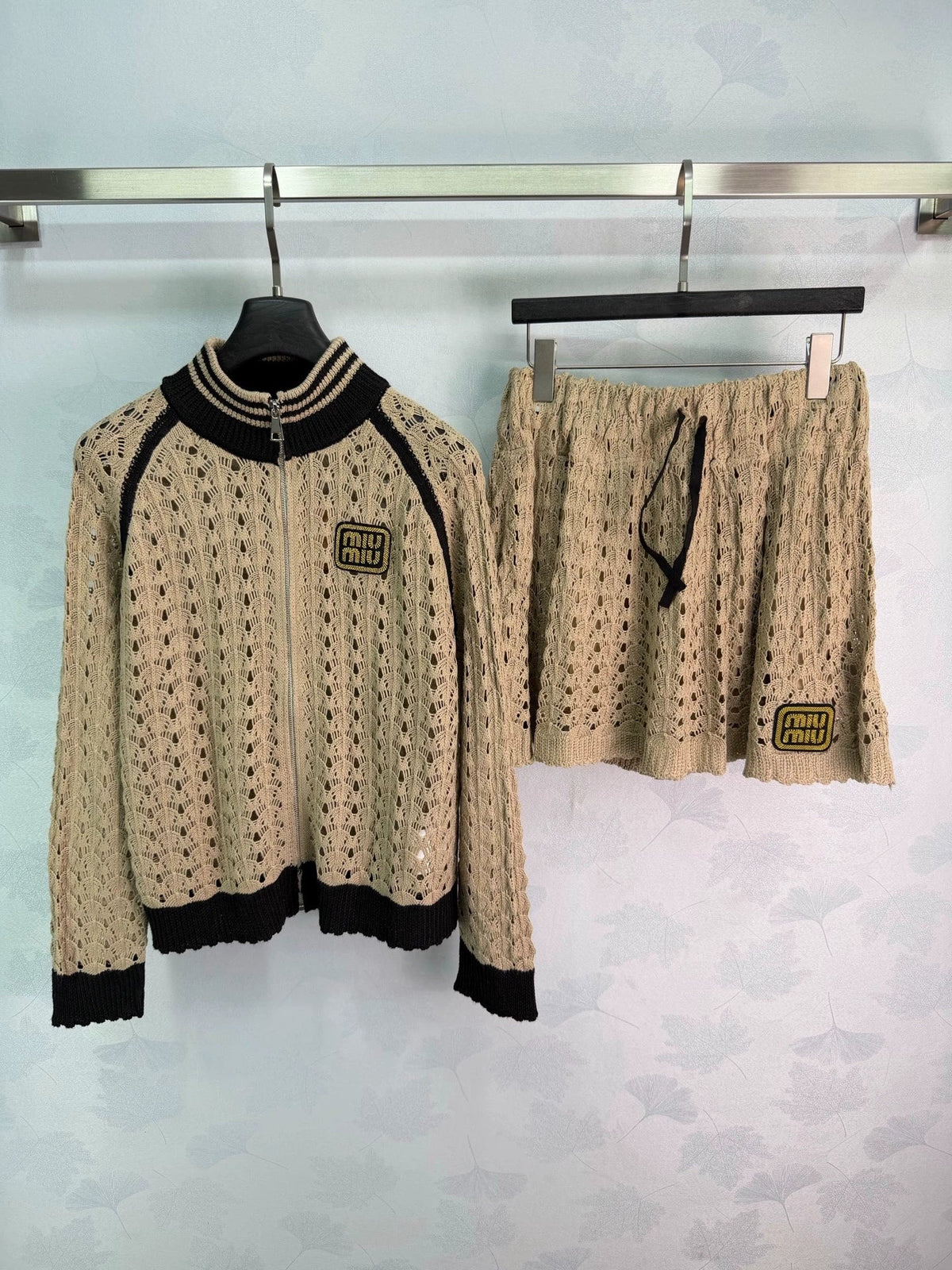 26Cut-Out Knit Set
