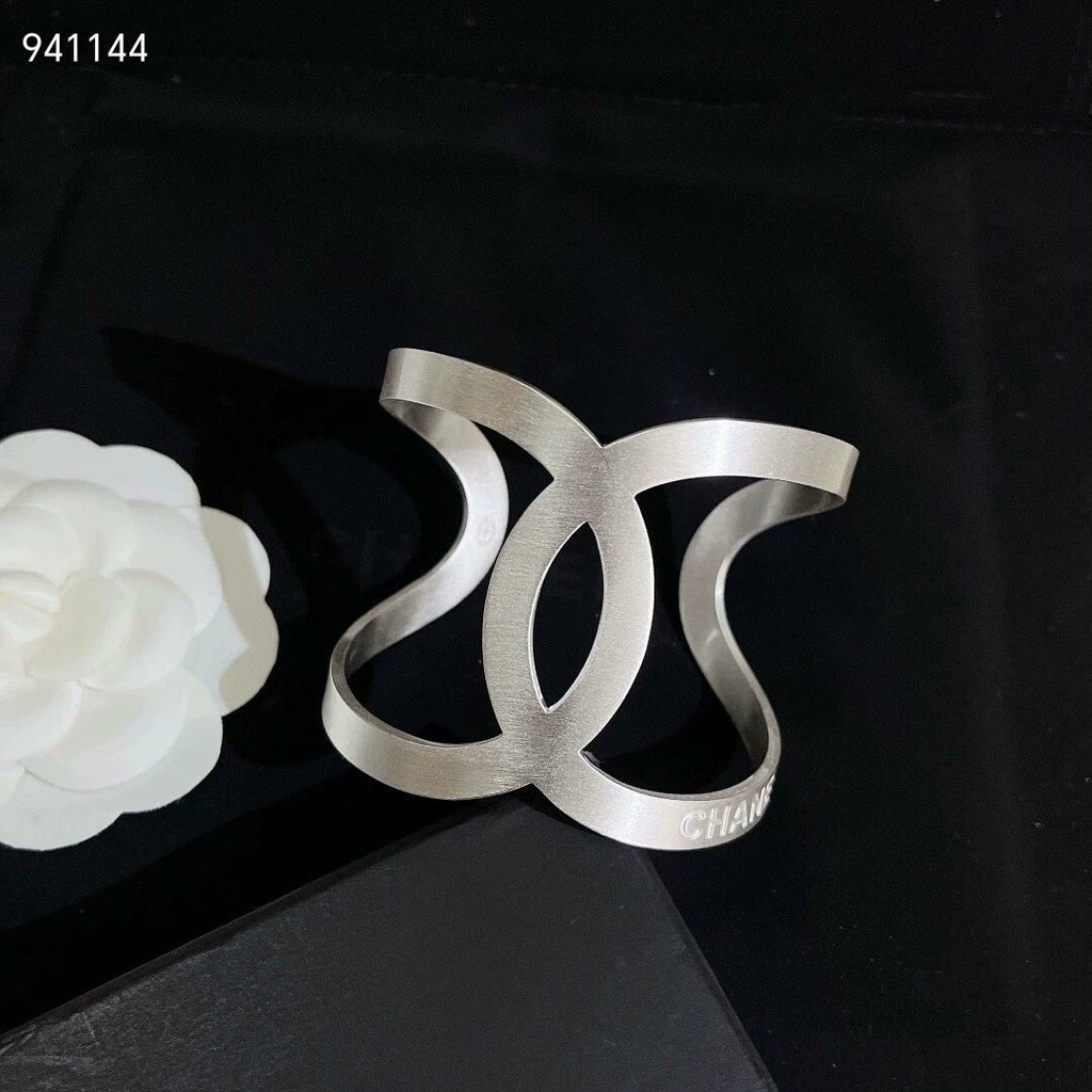 Silver three-dimensional wide bracelet
