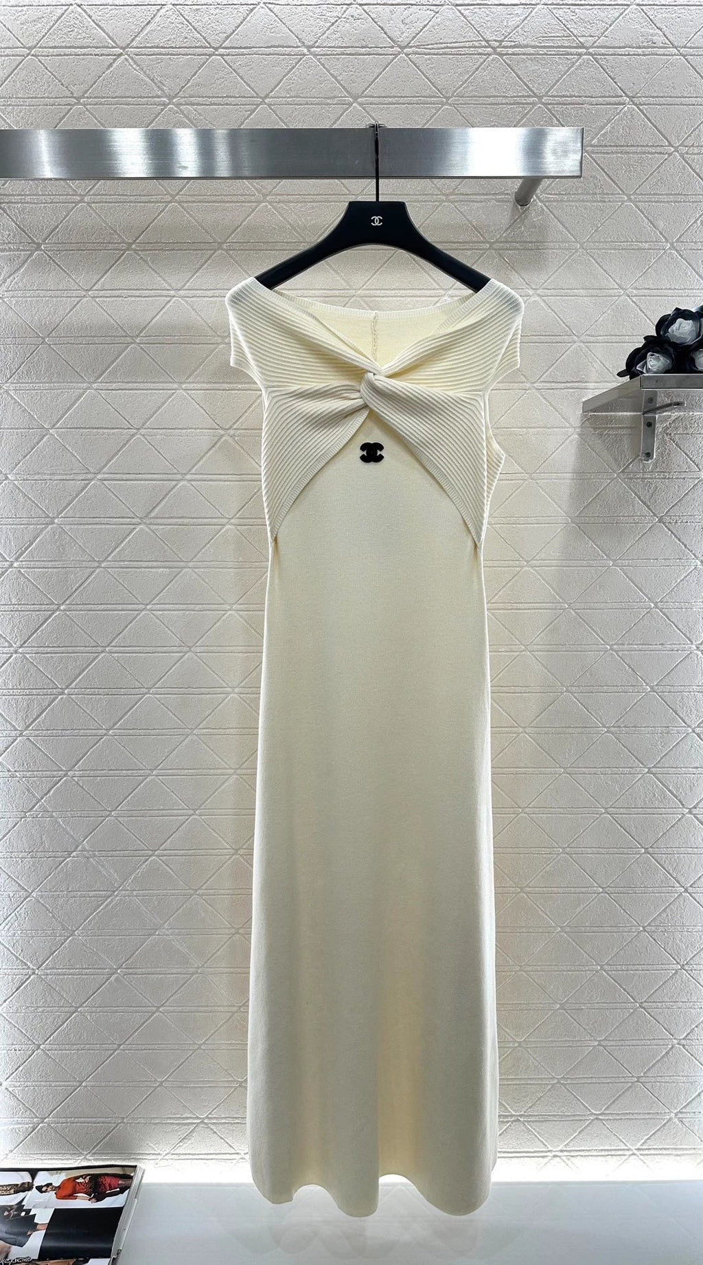 25 Off-the-shoulder knitted vest dress