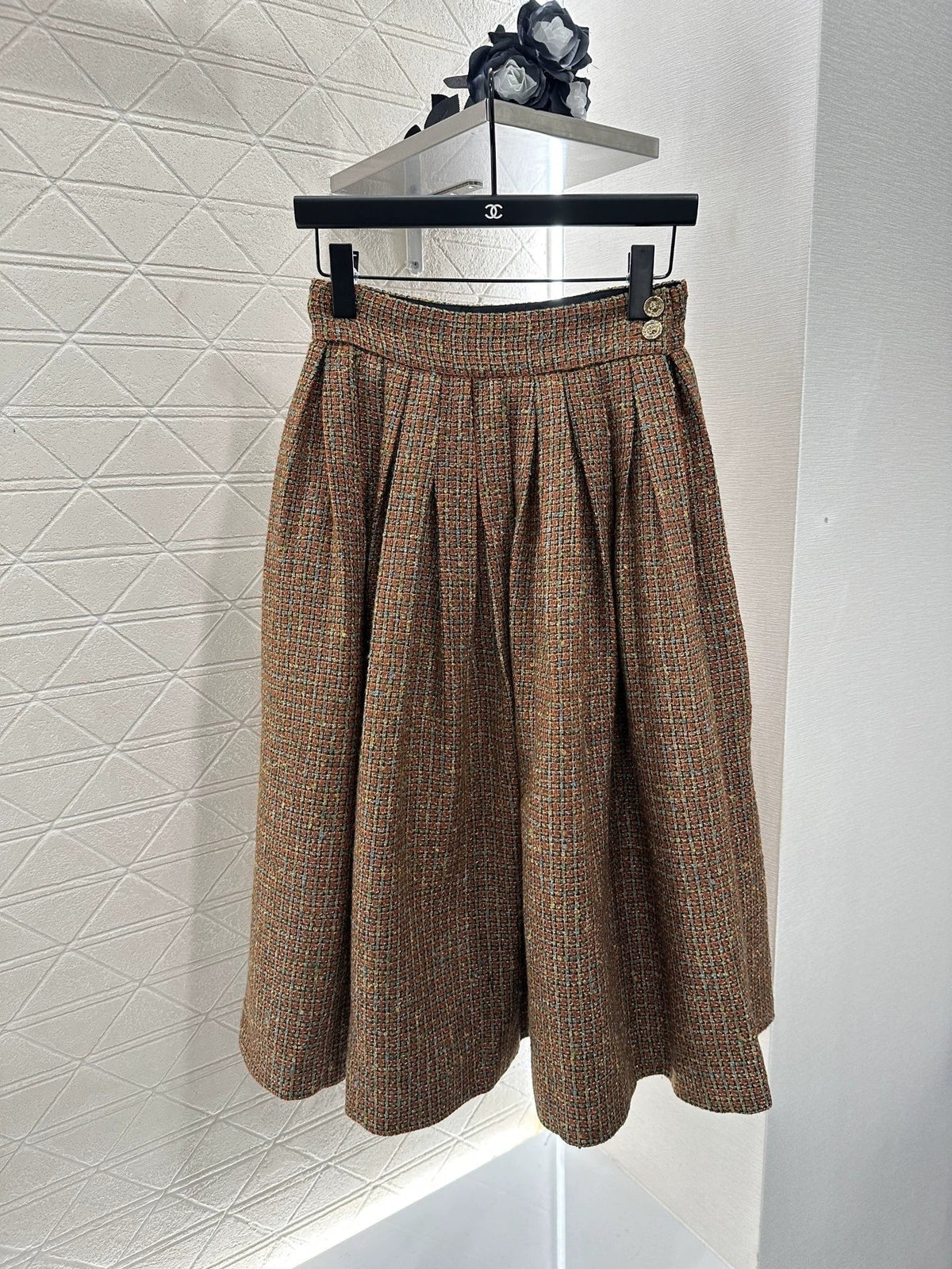 C 25 new styles featuring a lapel dress with beaded hem and skirt set