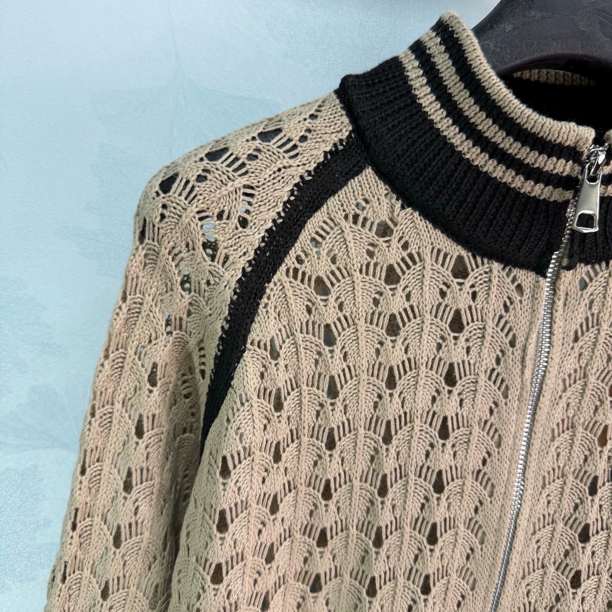 26Cut-Out Knit Set