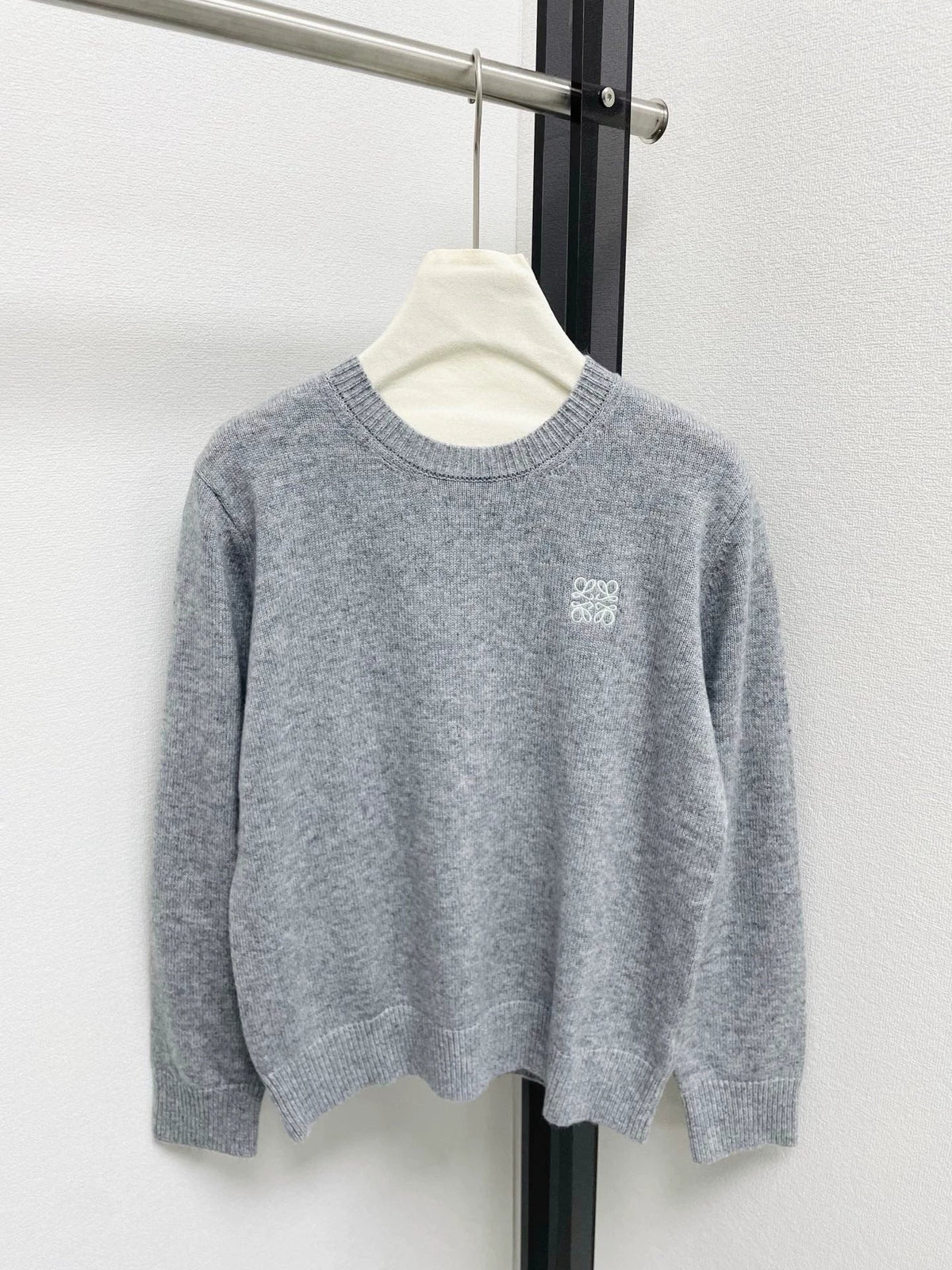25fw Embroidered round neck sweater