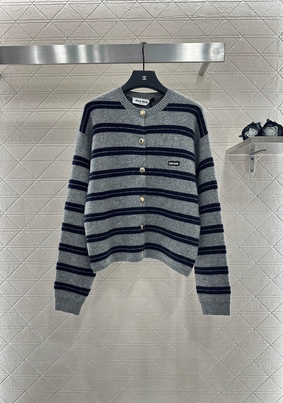 25 Striped knitted long sleeved cardigan