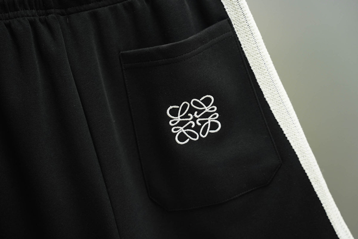 Knitted fabric embroidered shorts