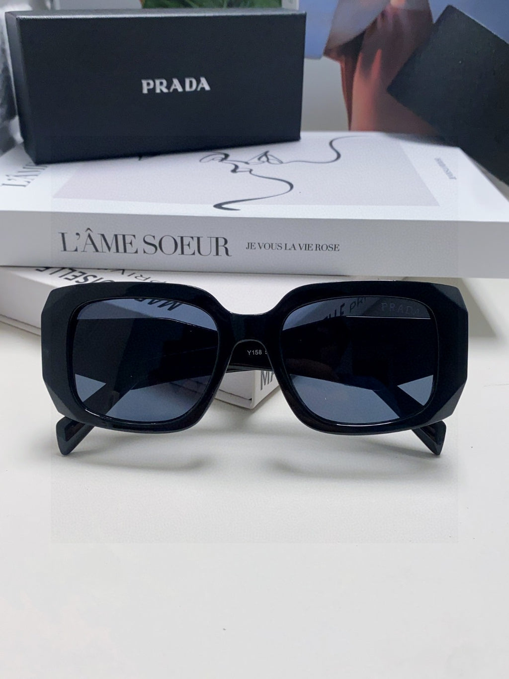 Retro inverted triangle logo sunglasses