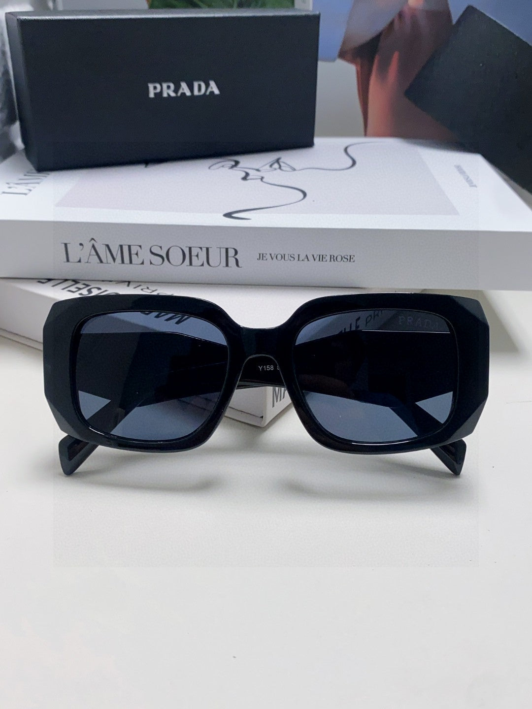 Retro inverted triangle logo sunglasses