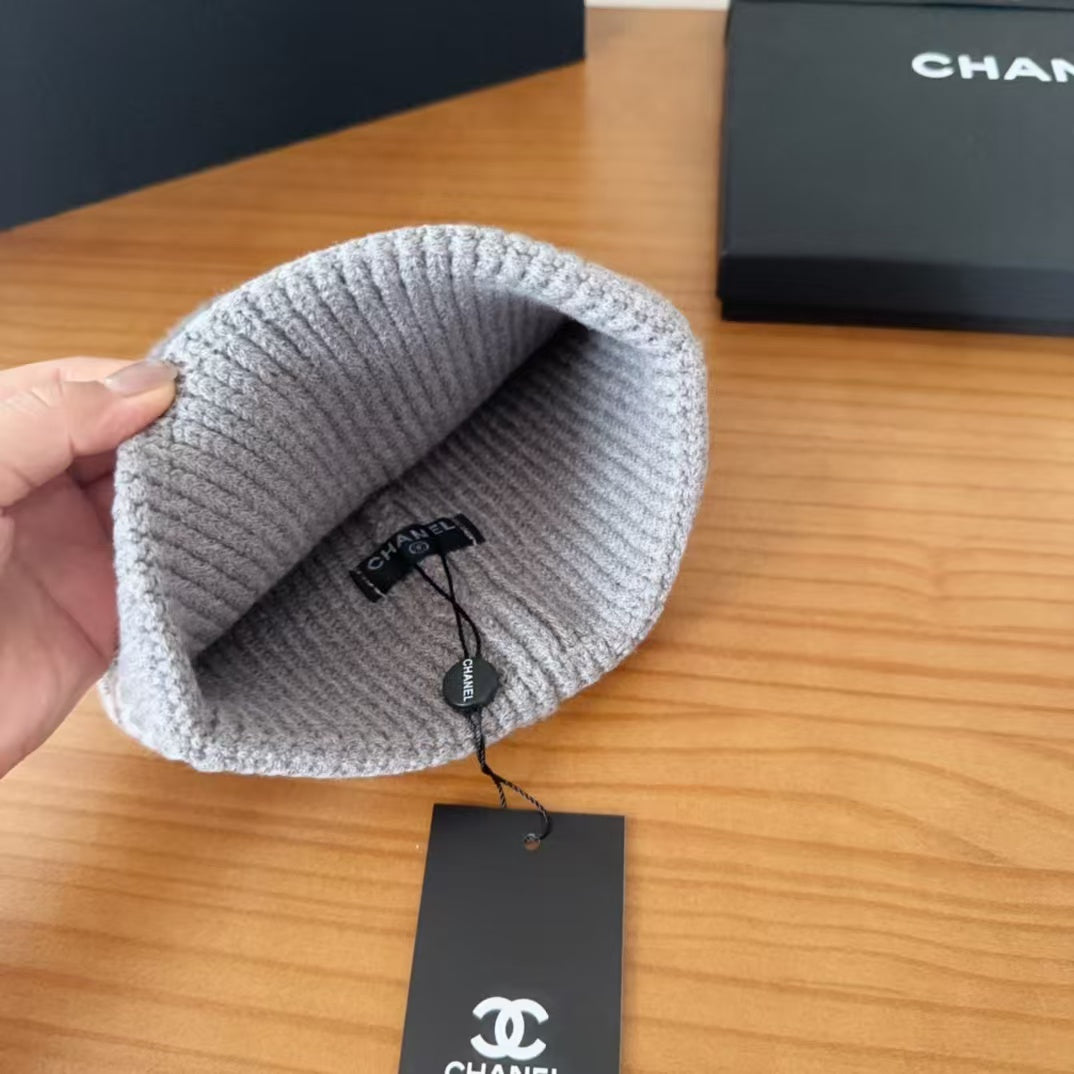 New autumn and winter hats