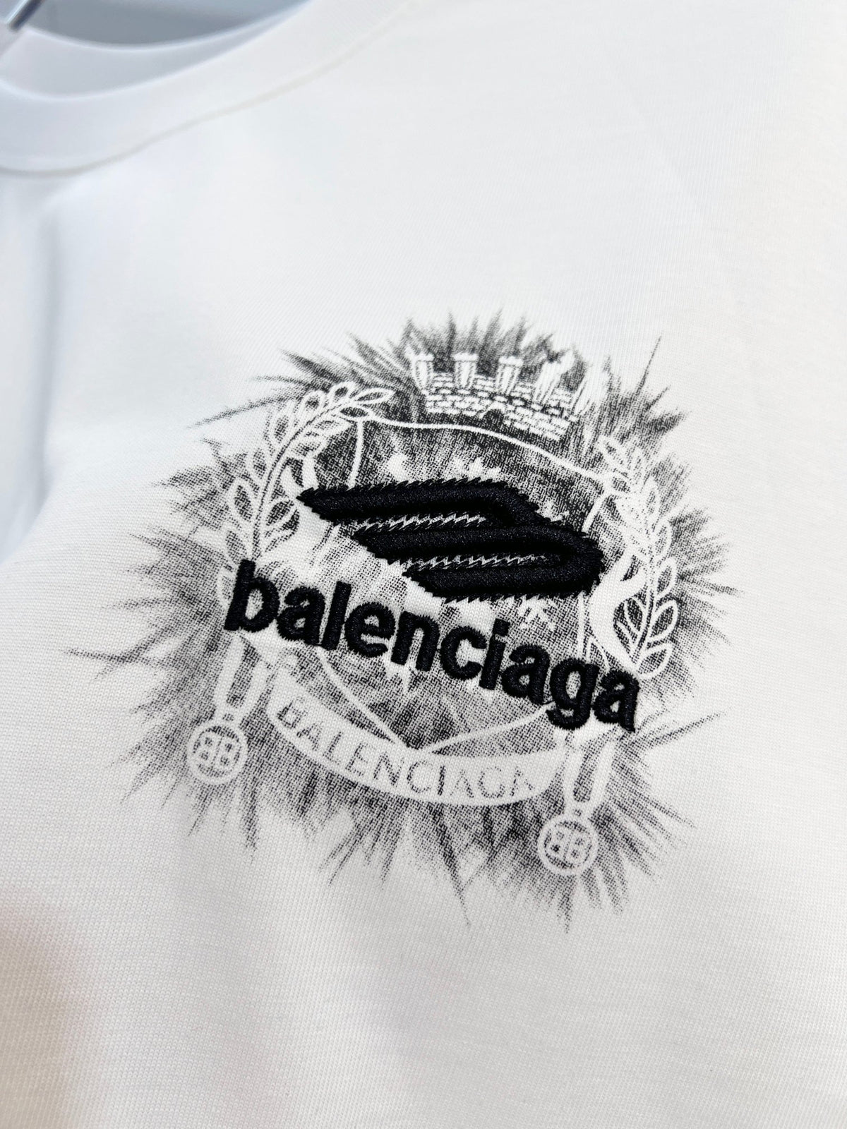 Wheat ear embroidered letter logo t-shirt