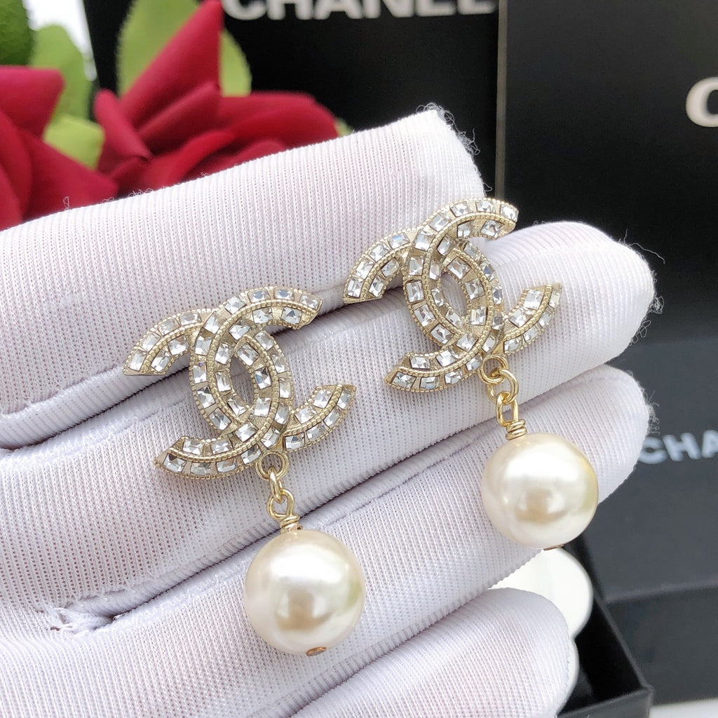 Hanging pearl earrings