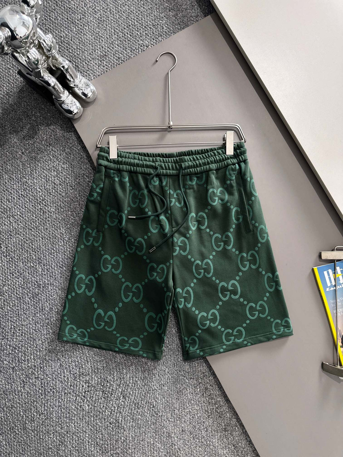 Plucked two letter logo casual shorts